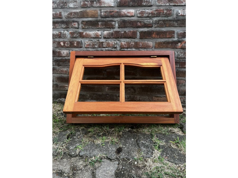 Ventana de madera de empuje