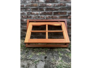 Ventana de madera de empuje