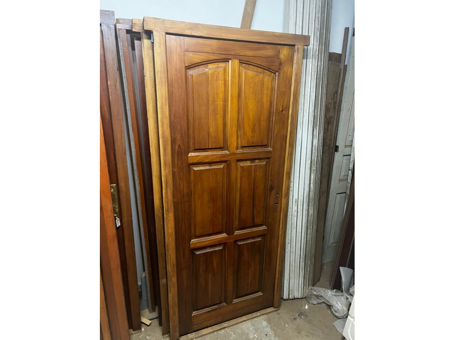 Puerta de frente de madera