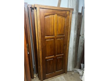 Puerta de frente de madera