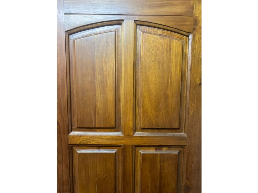 Puerta de frente de madera