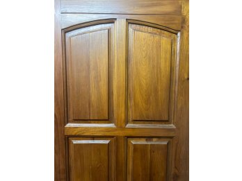 Puerta de frente de madera