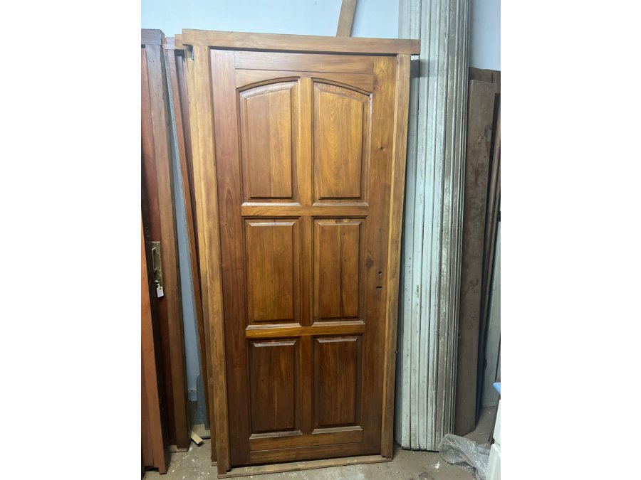 Puerta de frente de madera