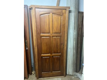 Puerta de frente de madera