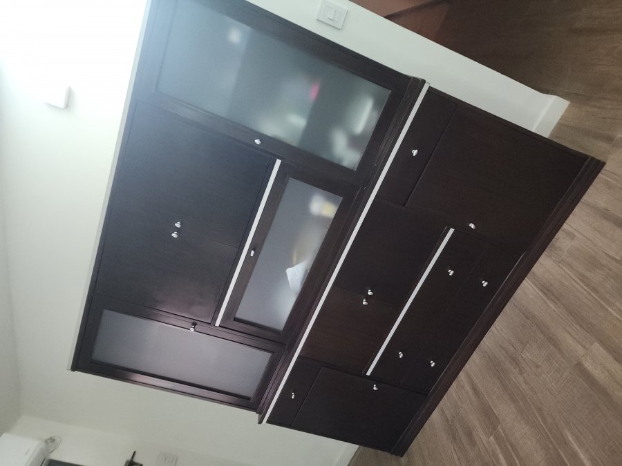 Modular macizo, enchapado en cedro.