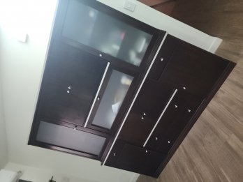 Modular macizo, enchapado en cedro.