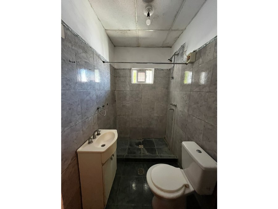 CASA EN VENTA - oportunidad inversion, Colonia Avellaneda