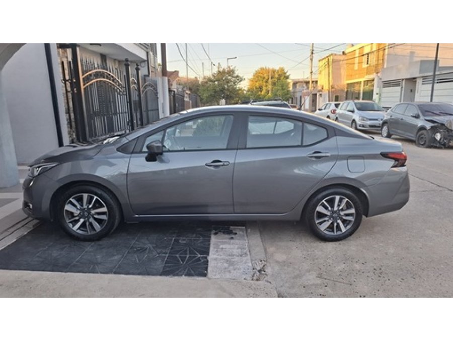 VENDO NISSAN VERSA 1.6 ADVANCE 2024 CON 10.000 KMS.