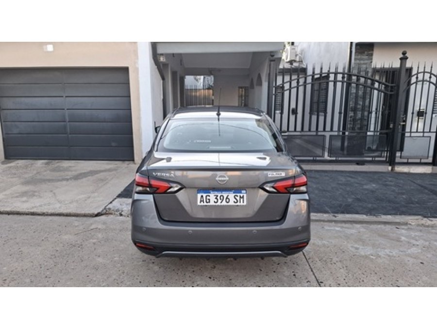 VENDO NISSAN VERSA 1.6 ADVANCE 2024 CON 10.000 KMS.