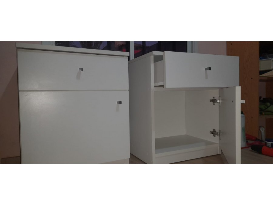 Mesa de luz blanca con cajón