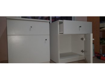 Mesa de luz blanca con cajón