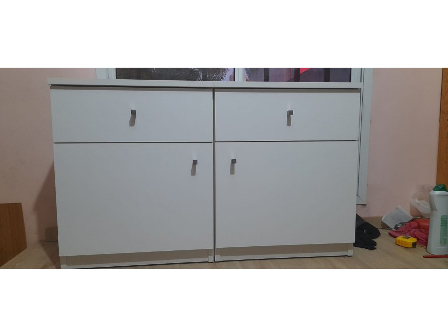 Mesa de luz blanca con cajón