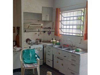 NUEVO PRECIO !!!  VENDO CASA EN PLANTA BAJA, IDEAL VIVIENDA O CONSULTORIOS.