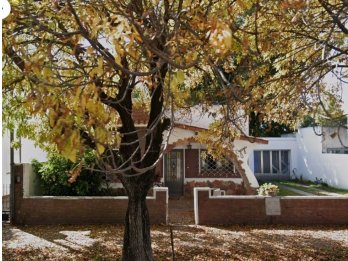 ALQUILER ¡Casa en buena ubicación y gran terreno! Crespo