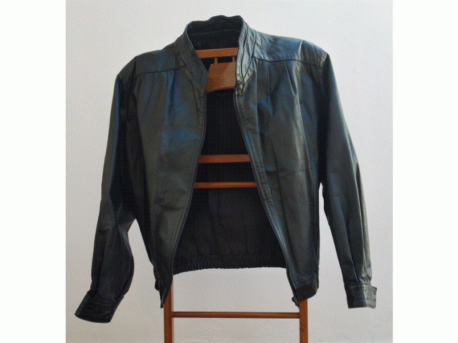 VENDO CAMPERA DE CUERO COLOR NEGRA– MUY BUEN ESTADO