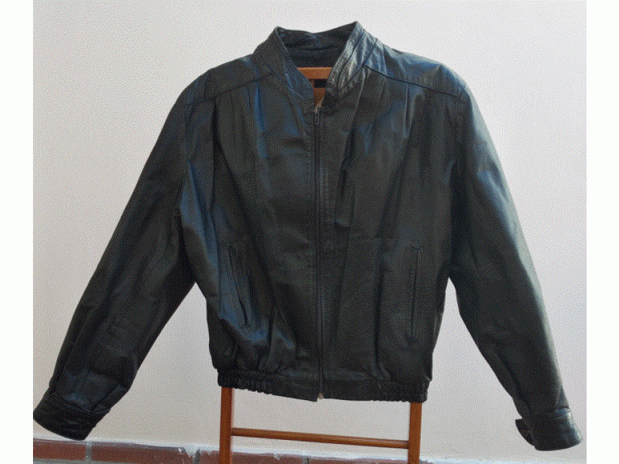 VENDO CAMPERA DE CUERO COLOR NEGRA– MUY BUEN ESTADO