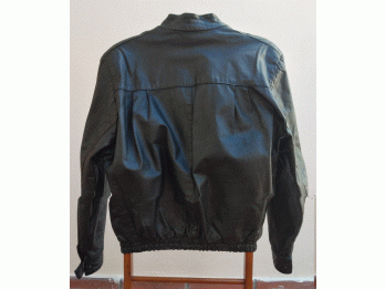 VENDO CAMPERA DE CUERO COLOR NEGRA– MUY BUEN ESTADO
