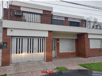 Vendo gran casa calle Alej Carbo, parana