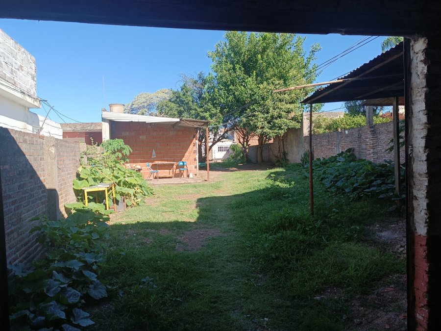 En venta excelente terreno con casa a demoler – frente ex hi