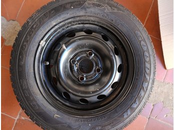 Cubiertas con llantas usadas poco uso