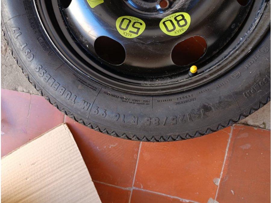 Cubiertas con llantas usadas poco uso