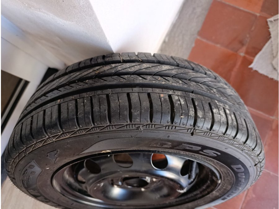 Cubiertas con llantas usadas poco uso