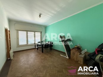 VENDO AMPLIA CASA EN CALLE RAMIREZ, CASI FRENTE A LA PERUANA