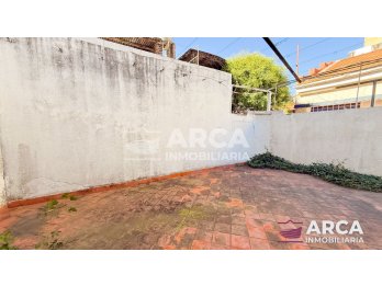 VENDO AMPLIA CASA EN CALLE RAMIREZ, CASI FRENTE A LA PERUANA