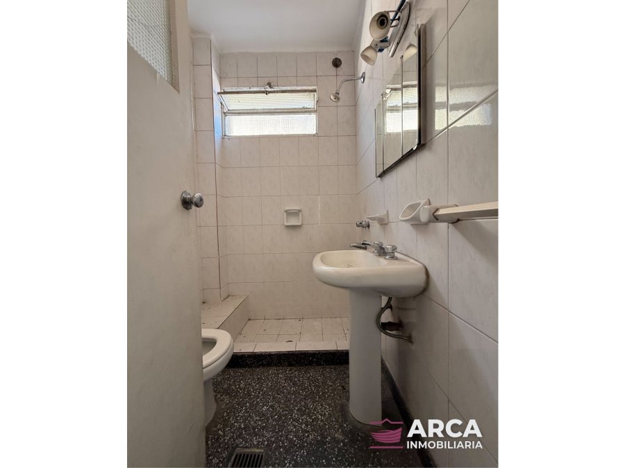 VENDO AMPLIA CASA EN CALLE RAMIREZ, CASI FRENTE A LA PERUANA