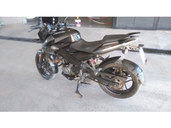 Rouser bajaj ns 200