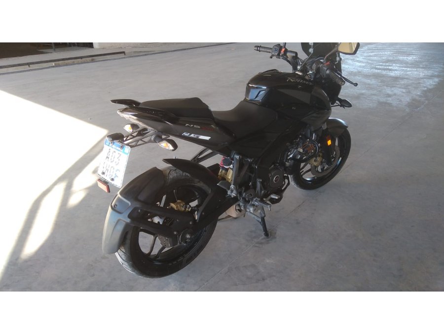 Rouser bajaj ns 200