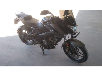 Rouser bajaj ns 200