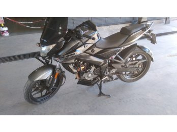 Rouser bajaj ns 200