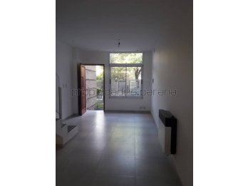 ALQUILO MODERNO Y LUMINOSO DUPLEX, CON COCHERA - zona Centro