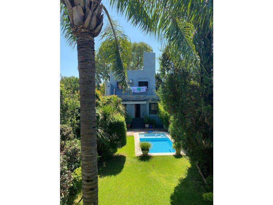 VENDO HERMOSA CASA, CON 2 COCHERAS, QUINCHO, FONDO CON VERDE