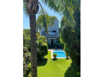 VENDO HERMOSA CASA, CON 2 COCHERAS, QUINCHO, FONDO CON VERDE