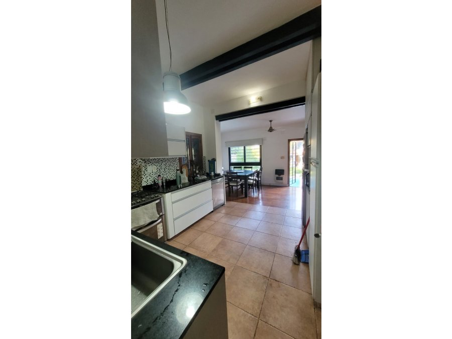 VENDO HERMOSA CASA, CON 2 COCHERAS, QUINCHO, FONDO CON VERDE