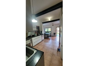 VENDO HERMOSA CASA, CON 2 COCHERAS, QUINCHO, FONDO CON VERDE
