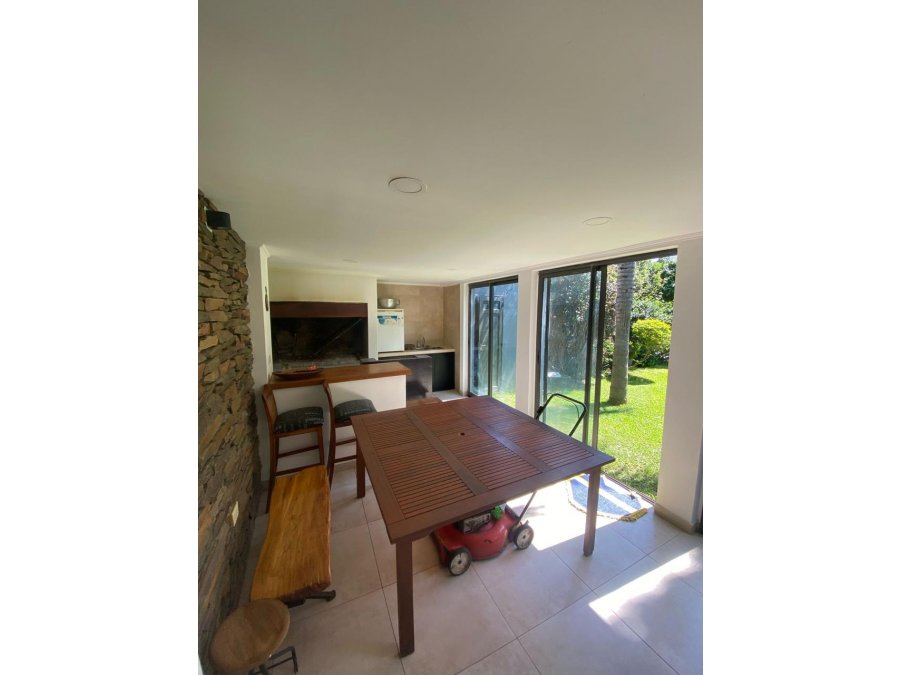 VENDO HERMOSA CASA, CON 2 COCHERAS, QUINCHO, FONDO CON VERDE