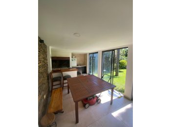 VENDO HERMOSA CASA, CON 2 COCHERAS, QUINCHO, FONDO CON VERDE