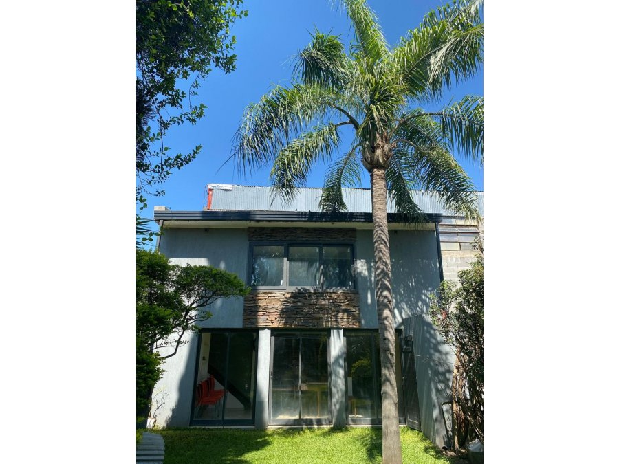 VENDO HERMOSA CASA, CON 2 COCHERAS, QUINCHO, FONDO CON VERDE