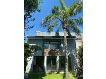 VENDO HERMOSA CASA, CON 2 COCHERAS, QUINCHO, FONDO CON VERDE