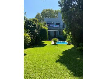 VENDO HERMOSA CASA, CON 2 COCHERAS, QUINCHO, FONDO CON VERDE