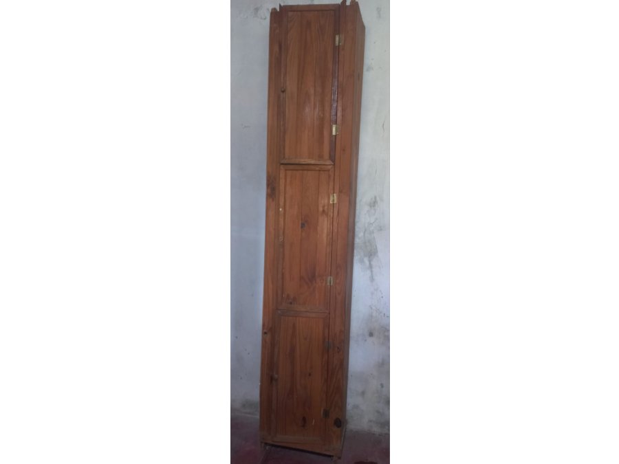 Mueble de pino de 3 puertas – 2,40 × 0,45 × 0,25 m