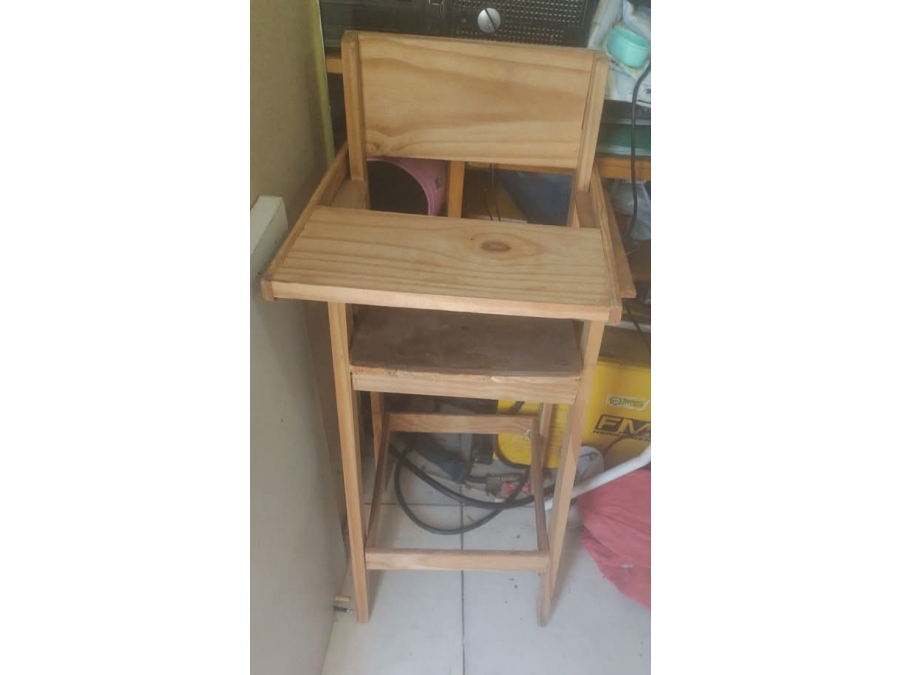 sillita de madera alimentación con bandeja