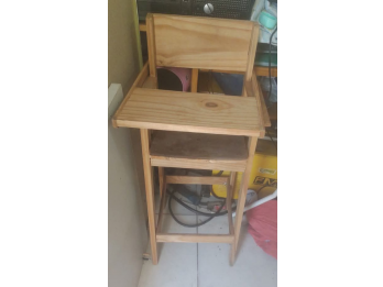 sillita de madera alimentación con bandeja