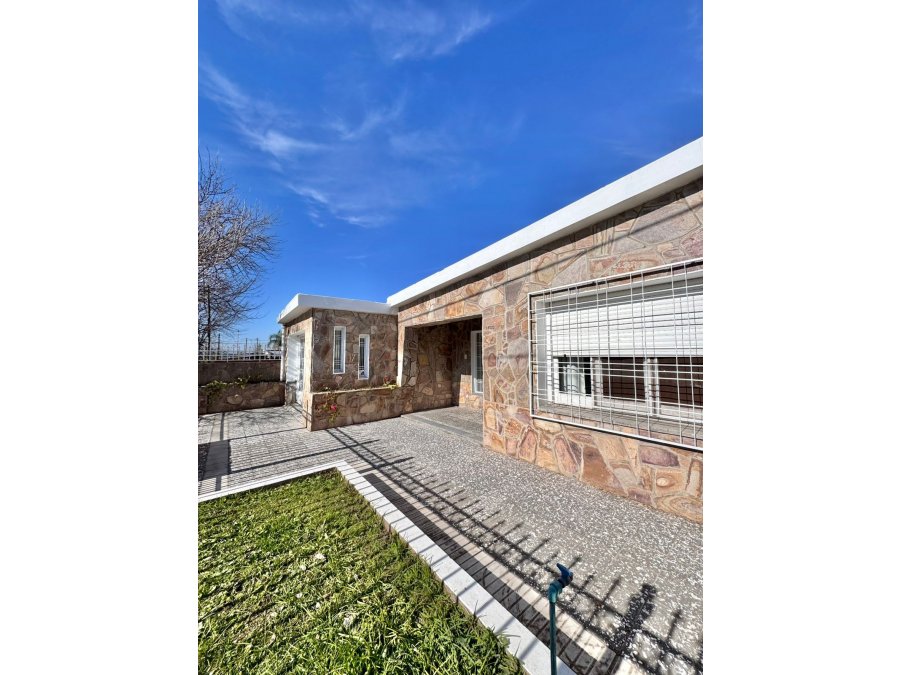🏡✨ **CASA EN VENTA – AMPLIO TERRENO Y EXCELENTE CALIDAD