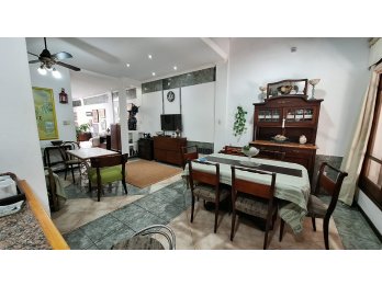 SE VENDE CASA A UNA CUADRA DE TRIBUNALES