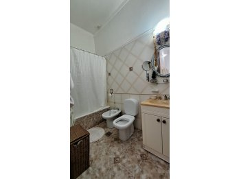 SE VENDE CASA A UNA CUADRA DE TRIBUNALES