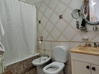 SE VENDE CASA A UNA CUADRA DE TRIBUNALES